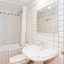 Salle de bain avec baignoire