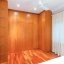 Dormitorio con una gran cantidad de almacenamiento