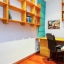 Estudio con escritorio