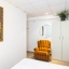 Mooi ingerichte slaapkamer met garderobe