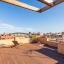 Grande terrasse avec chaises longues