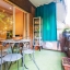 Amplio balcón con muebles de