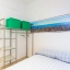 Slaapkamer met kleding rail