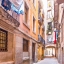 Edifici i carrer