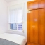 Dormitorio con armario empotrado