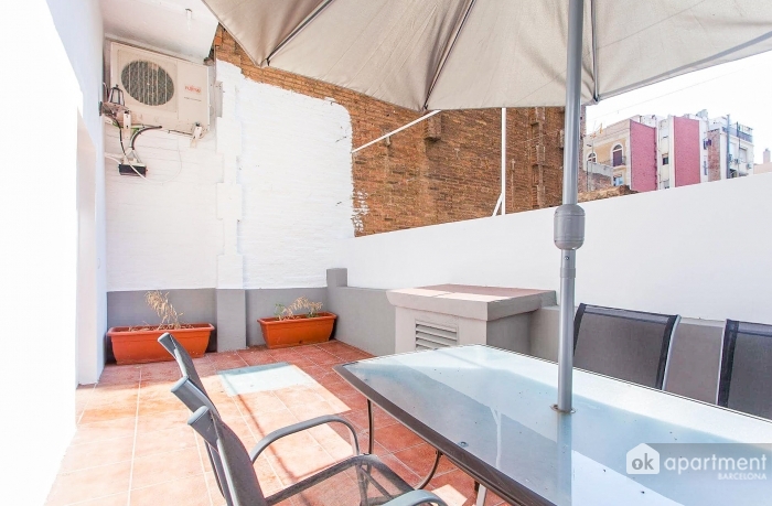 Terrasse avec parasol table