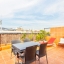 Terraza con muebles de exterior y tumbonas