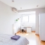 Dormitorio con escritorio de trabajo