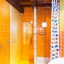 Salle de bain avec douche