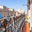 Rue donnant sur balcon