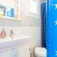 Salle de bain avec douche