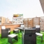 Terrazza con erba artificiale