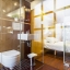 Salle de bain avec des blinds de la vie privée