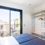 Chambre à grand lit avec étagères