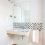 Salle de bain avec douche