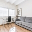 Lounge kamer met studiebureau