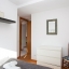 Slaapkamer met een dressoir