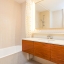Salle de bain avec baignoire