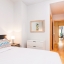 Amplio dormitorio doble con armario
