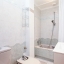 Salle de bain avec baignoire