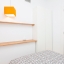 Slaapkamer met planken en garderobe