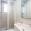 Salle de bain avec douche