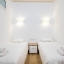 Dormitor modern twin cu grinzi rustice