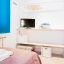 Slaapkamer met twee eenpersoonsbedden met TV