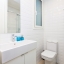 Salle de bain avec douche