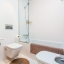 Salle de bain avec baignoire