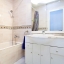 Salle de bain avec baignoire