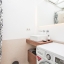 Badkamer met douche en wasmachine