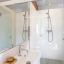 Salle de bain avec douche