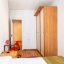 Dormitorio con mesa de estudio