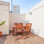 Terraza con plantas y cubierta de madera