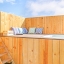 Terraza con deck de madera elevado