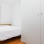 Slaapkamer met Bureau en kast