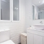 Salle de bain avec douche