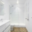 Salle de bain avec douche