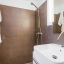 Salle de bain avec douche