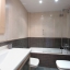 Salle de bain avec baignoire