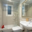 Salle de bain avec douche