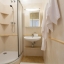 Salle de bain avec douche