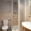 Salle de bain avec douche