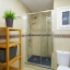 Salle de bain avec douche