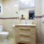 Salle de bain avec douche
