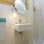 Salle de bain avec douche