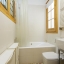 Salle de bain avec douche