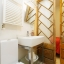 Salle de bain avec douche