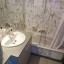 Salle de bain avec baignoire